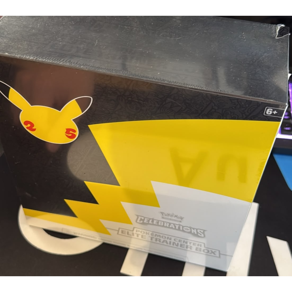 Pokemon Celebrations Pokemon Center Elite-Trainer Box ETB *damaged*
